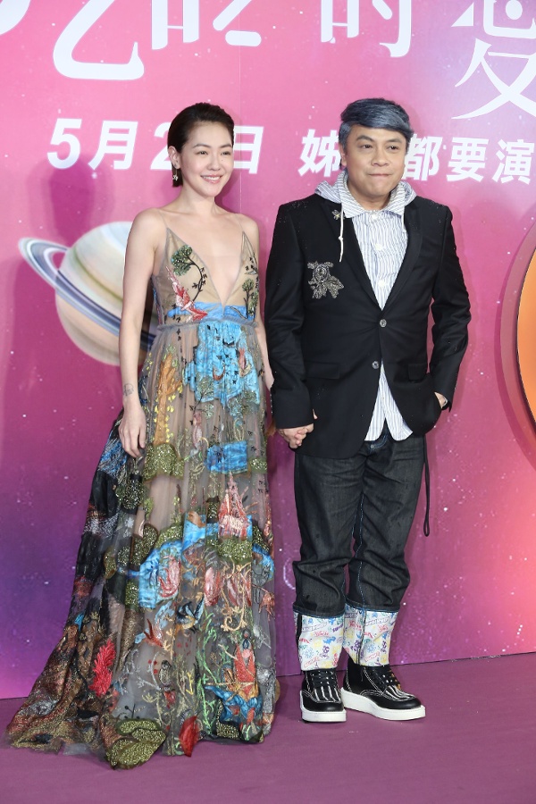 蔡康永近期因出席政治活動,引發熱議。圖為蔡康永和徐熙娣於2017年5月25日出席主演電影《吃吃的愛》首映禮。