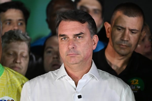2026年10月25日,巴西总统候选人弗拉维奥·博索纳罗(Flávio Bolsonaro)在巴西利亚等待大选结果。