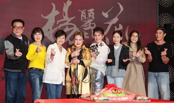纪录片“世纪初恋 杨丽花”全球首映会28日在大巨蛋秀泰影城举行,艺人白云(左起)、林淑容、杨贵媚、庄凯勋(右起)、丁柔安、曾心梅、陈亚兰齐聚,为歌仔戏国宝杨丽花(左4)献上生日祝福。(图片来源:中央社)