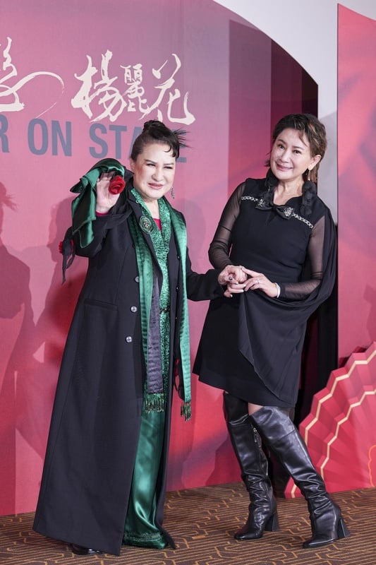 杨丽花与弟子陈亚兰(右)同台出席台北记者会,为30日上映的纪录片“世纪初恋 杨丽花”宣传。