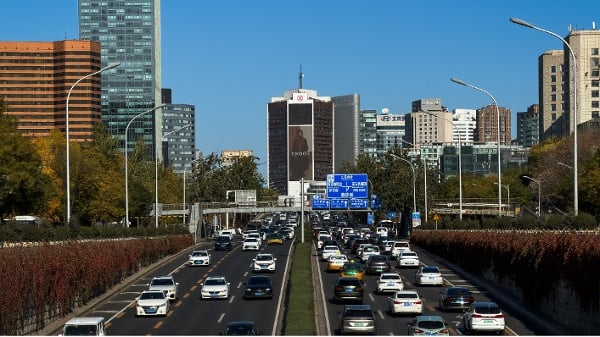 2025年11月9日，许多车辆在北京东三环路上行驶。