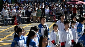 广东俩高中数千名学生集体“起义”:冲撞校门校园游行(图)