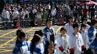 廣東倆高中數千名學生集體「起義」:衝撞校門校園遊行(圖)