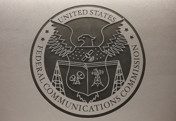 2026年2月18日:在華盛頓特區聯邦通信委員會(FCC)總部舉行的一次會議上,FCC的徽章出現在委員會的簡報室中。委員會召開會議,討論了FCC生命線計畫的監管、900兆赫頻段的寬頻部署、限制非商業教育用途的預留調頻頻段申請以及改革運營商間補償機制等議題。(圖片來源:Kevin Dietsch/Getty Images)