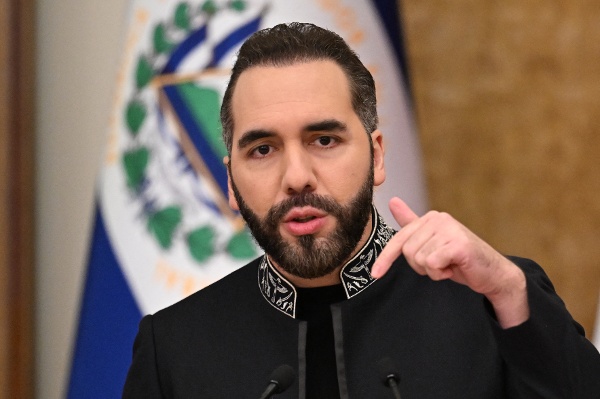 2026年10月16日，薩爾瓦多總統納伊布．布克爾（Nayib Bukele）在聖薩爾瓦多總統府與哥斯大黎加總統勞拉．費爾南德斯（Laura Fernandez）舉行聯合記者會。