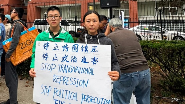 多倫多華人劉沖帶兒子參加國殤日集會
