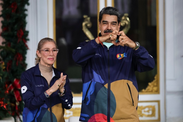 2025年11月21日，委內瑞拉首都加拉加斯，總統尼古拉斯．馬杜羅（Nicolás Maduro）與妻子、第一夫人西莉亞．弗洛雷斯（Cilia Flores）在米拉弗洛雷斯宮舉行的「委內瑞拉學生日」遊行活動中向民眾揮手致意。