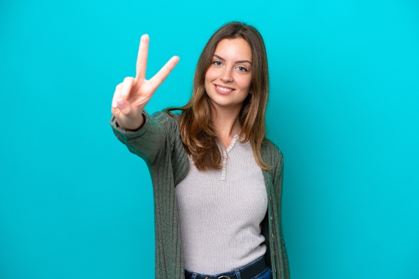 許多人拍照，喜歡比出「YA」的姿勢。