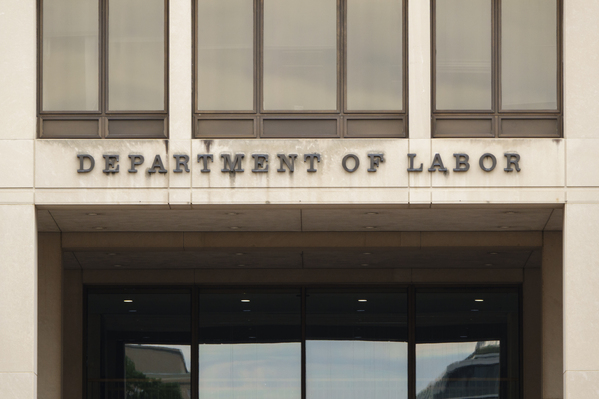 2025年6月1日:美国劳工部弗朗西斯·珀金斯大楼外展示着一块标牌。(图片来源:Kevin Carter/Getty Images)