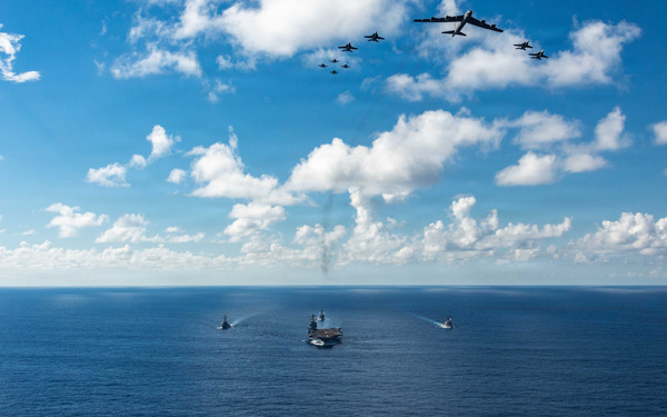 2025年11月13日,美国海军提供的资料照片显示,杰拉尔德・R・福特号航母打击群正在执行任务