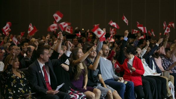 2016年7月1日,在加拿大卑诗省温哥华举行的加拿大国庆日特别仪式上,来自26个国家的60名新公民宣誓效忠加拿大。(George Rose/Getty Images)(16:9)
