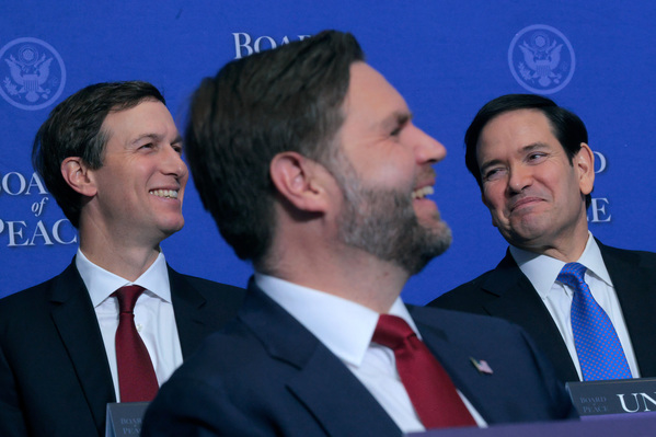 美国副总统J・D・万斯和美国国务卿马可・卢比奥在唐纳德・特朗普和平研究所举行的和平委员会首次会议上聆听美国总统唐纳德・特朗普讲话。