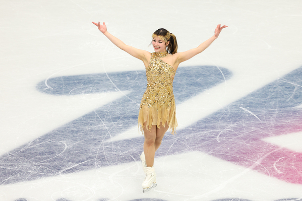 2026年2月19日：美国队选手刘美贤在2026年米兰-科尔蒂纳冬奥会第十三天的女子单人滑自由滑比赛结束后，向观众致意。