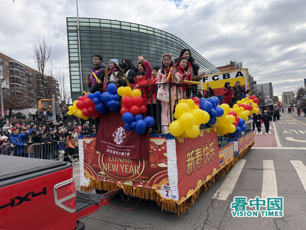 2026年2月21日是中国黄历丙午马年(火马年)大年初五,美国纽约黄历新年游行在最大的华人社区法拉盛中心区域盛大登场