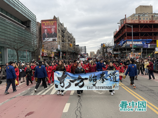 2026年2月21日是中国黄历丙午马年(火马年)大年初五,美国纽约黄历新年游行在最大的华人社区法拉盛中心区域盛大登场