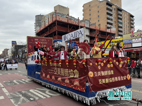 2026年2月21日是中国黄历丙午马年(火马年)大年初五,美国纽约黄历新年游行在最大的华人社区法拉盛中心区域盛大登场