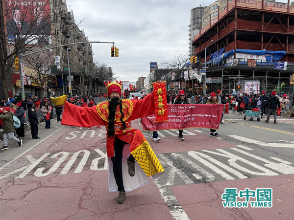 2026年2月21日是中国黄历丙午马年(火马年)大年初五,美国纽约黄历新年游行在最大的华人社区法拉盛中心区域盛大登场