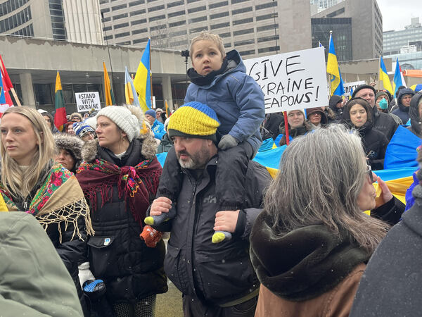 很多烏克蘭裔家長帶著孩子參加集會