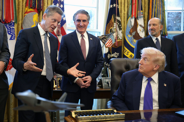 2026年2月2日，矿业金融家罗伯特・弗里德兰在白宫椭圆形办公室举行的活动中发言，当时总统川普宣布建立美国战略关键矿物储备。