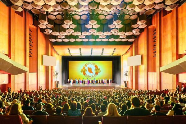 2025年12月30日晚,神韻新世界藝術團在美國德州休斯頓瓊斯演藝中心(Jones Hall for the Performing Arts)的演出爆滿。(Epoch Times)
