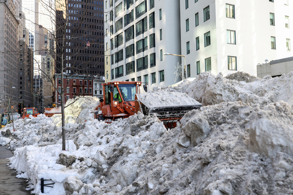 2026年1月29日，纽约遭遇冬季暴风雪后，一辆装载机正在运走积雪。堆积在路边和路沿的积雪无法自然融化，给行人通行带来不便，也导致一些车辆无法行驶。纽约市环卫部门官员哈维尔・洛扬在2026年1月28日的新闻发布会上解释说，预计未来至少几周天气仍将寒冷，“如果我们不采取措施融化积雪，它就会一直留在那里。”（图片来源：ANGELA WEISS / AFP via Getty Images）
