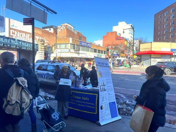 2026年2月27日(周五)下午1点13分左右,一名歹徒在纽约法拉盛缅街(Main St.)全球退党中心楼下的法轮功真相点及退党服务点,袭击了一名法轮功学员兼退党义工。(全球退党中心)