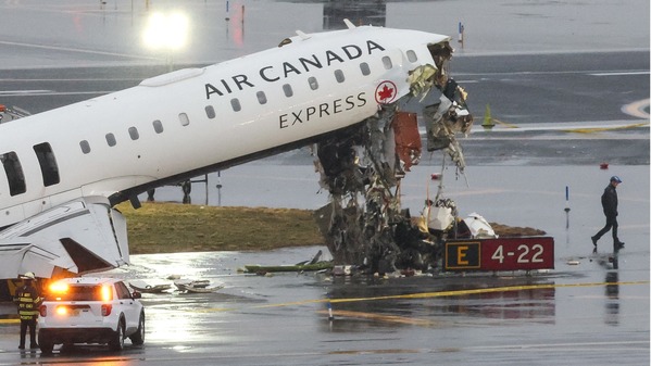 2026年3月23日,一架加拿大航空快捷公司的CRJ-900客機在紐約拉瓜迪亞機場與一輛港務局消防車相撞後停在跑道上。週一,當局表示,這架載有數十人的飛機在紐約拉瓜迪亞機場跑道上與一輛消防車相撞,造成飛行員和副駕駛死亡,另有多人「重傷」。由於週日晚間發生的這起事故,美國航空當局暫停了拉瓜迪亞機場的所有航班,港務局表示,機場將至少關閉至下午2點(格林尼治標準時間18:00),「以便進行徹底調查」。(TIMOTHY A. CLARY / AFP via Getty Images)