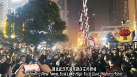 武汉千人抗争声势浩大一夜连拆6小区收费杆(图)