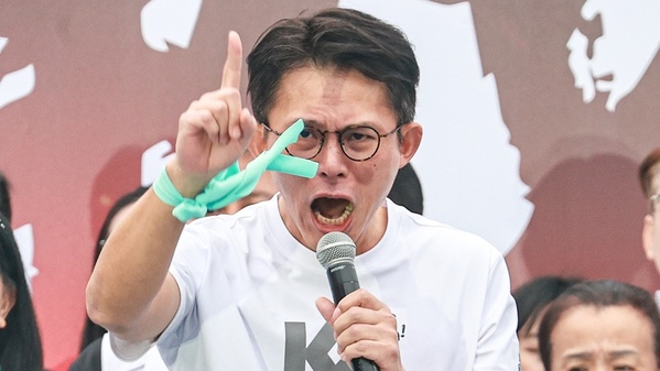 黨主席黃國昌(中)29日到凱達格蘭大道出席 「戰!329上凱道討公道」集會活動。
