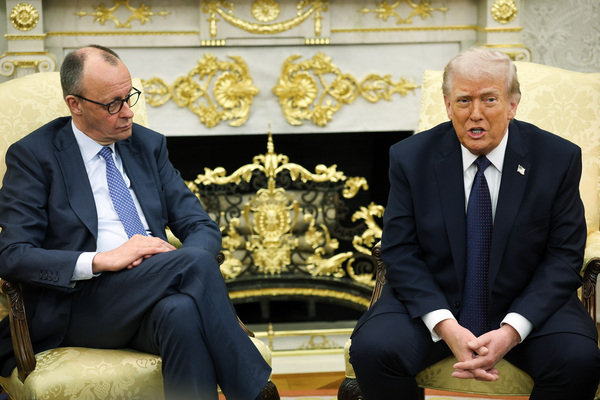 在华盛顿特区白宫椭圆形办公室与德国总理弗里德里希·默茨(Friedrich Merz)举行双边会晤期间发表讲话。