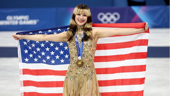 2026年2月19日,在2026年米蘭冬季奧運第十三天的女子單人滑冰頒獎典禮上,美國隊金牌得主劉美賢(Alysa Liu)在米蘭滑冰場拍照留念。 (Jamie Squire/Getty Images)