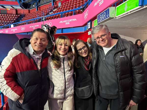 劉美賢(左二)和父親劉俊(左一)在2026年米蘭奧運會上合影(劉俊提供)