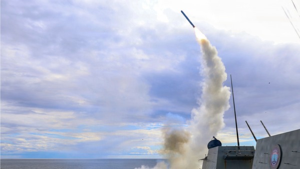 這張美國海軍發布的圖片中,阿利·伯克級導彈驅逐艦“托馬斯·哈德納”號(DDG 116)於2026年3月月1日在海上發射導彈。伊朗最高領袖哈梅內伊在2月28日美國和以色列聯合襲擊伊朗後被證實身亡。(U.S. Navy via Getty Images)