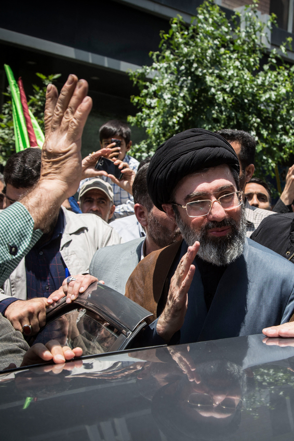 2019年5月31日,伊朗最高領袖阿亞圖拉.阿里.哈梅內伊之子穆傑塔巴.哈梅內伊(中)在伊朗德黑蘭參加一年一度的聖城日集會。(圖片來源:Rouzbeh Fouladi / Middle East Images / AFP via Getty Images)