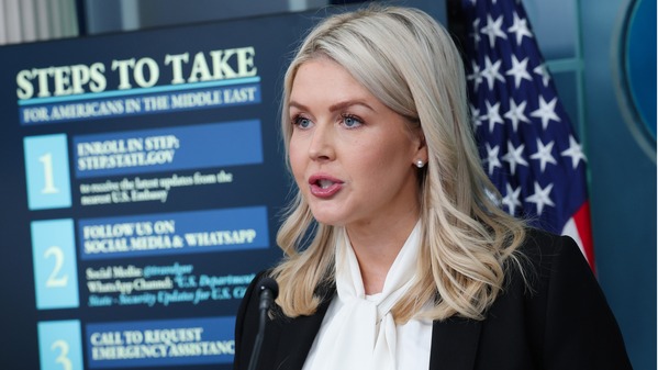 2026年3月4日:白宫新闻秘书卡罗琳・莱维特在白宫詹姆斯・S・布雷迪新闻发布厅举行的新闻发布会上,向身处中东的美国公民展示了美国对伊朗发动空袭后应采取的步骤。(Kevin Dietsch/Getty Images)