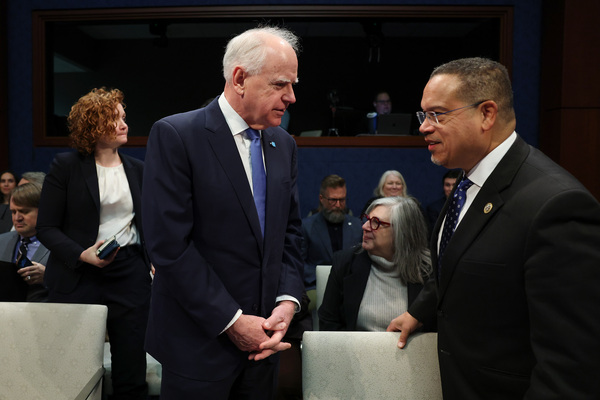 2026年3月4日：明尼苏达州州长蒂姆·沃尔兹（中）与明尼苏达州总检察长基思·埃里森（右）抵达美国国会大厦，出席众议院监督与政府改革委员会的听证会。此次听证会旨在调查涉嫌滥用联邦资金（用于明尼苏达州的社会服务和医疗补助计划）的事件。（图片来源：Anna Moneymaker/Getty Images）