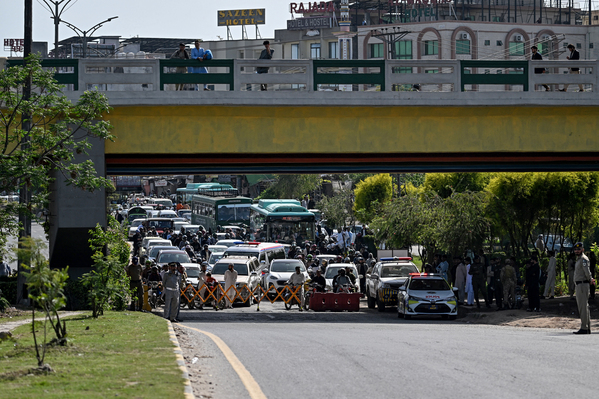2026年4月10日,在巴基斯坦伊斯蘭堡(Islamabad),安保人員攔停交通,載有美國安全官員的車隊正駛向美伊會談地點。
