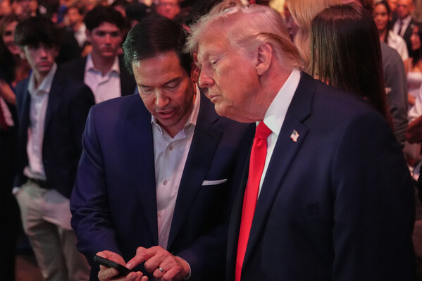 2026年4月11日:美國總統唐納德.川普(Donald Trump)在佛羅里達州邁阿密卡西亞中心(Kaseya Center)出席UFC 327期間,與國務卿馬可.盧比奧(Marco Rubio)交談。