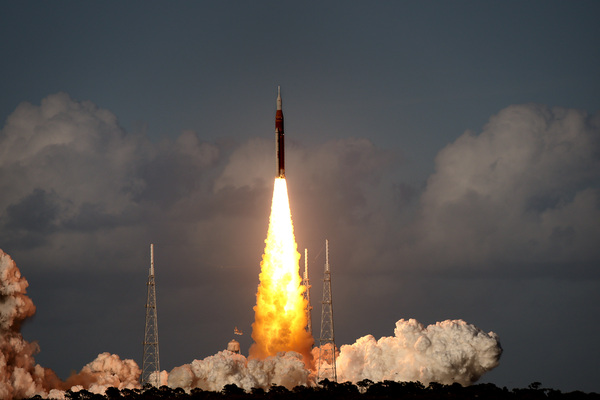 2026年4月1日,美國國家航空航天局(NASA)的「阿耳忒彌斯二號」(Artemis II)太空發射系統火箭(Space Launch System)搭載「獵戶座」(Orion)飛船,從位於佛羅里達州卡納維拉爾角的肯尼迪航天中心(Kennedy Space Center)39B發射臺升空。