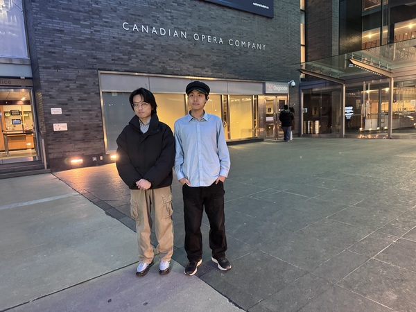 2026年4月3日晚,多倫多四季表演藝術中心收到威脅郵件後取消了數場神韻演出,圖為剛從國內來加拿大不久的華人鄭恆通(左)和王浩宇(右)在劇院門口,他們表示非常失望。(看中國肖然攝 )