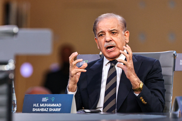 巴基斯坦總理謝赫巴茲.謝里夫(Shahbaz Sharif)於2025年10月28日在利雅得(Riyadh)舉行的「未來投資倡議」(Future Investment Initiative,FII)會議上發表講話。
