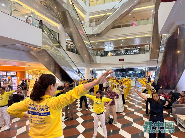法轮大法学员在台上展示了第1套至第5套功法