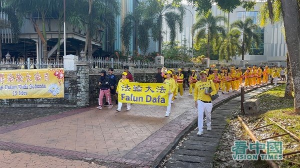 法轮功学员在市中心举行盛大游行集会,赢得当地民众与政府的欢迎和赞扬赞身心受益(16:9)