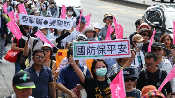 多個民團共同發起「真和平,要國防」523遊行,23日下午在台北集結出發,參與民眾高舉「國防保平安」等標語表達訴求。
