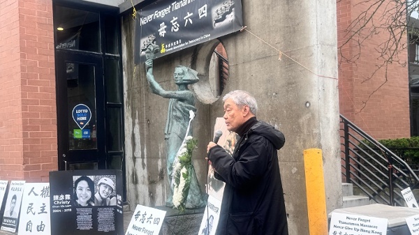 2026年5月24日,多倫多支聯會主辦了在約克大學民主女神像前為六四死難者獻花的六四37週年紀念活動。(看中國攝)(16:9)