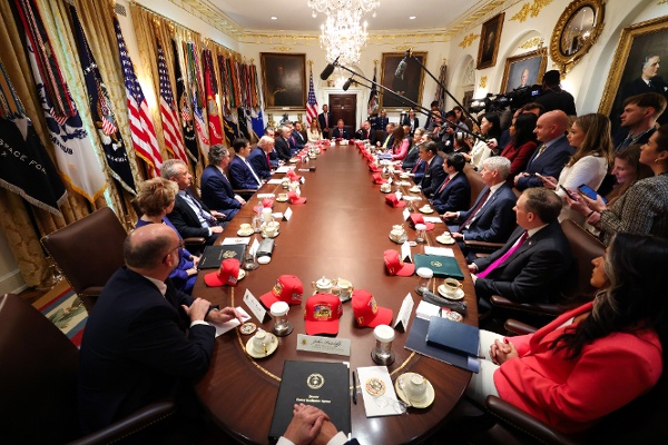 2026年5月27日,美國總統唐納德‧川普(Donald Trump,中)在華盛頓白宮內閣會議室舉行的內閣會議上發表講話。
