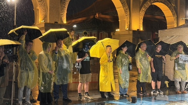 香港反送中7週年,在台港人、香港邊城青年與台灣民間團體不畏風雨,12日晚間於自由廣場舉行「612行動-恆裏如已,礪行如始」紀念活動。