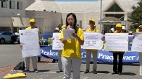 法轮功学员中使馆前吁营救国内亲人(组图)
