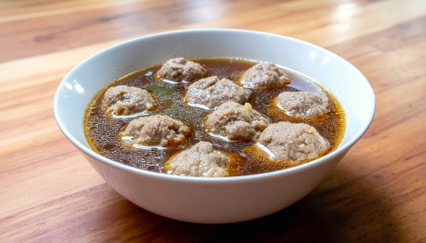 煮肉的時候,第一次煮出來的泡沫,一定要把它撇乾淨。(圖片來源:Jeanny/stock.adobe.com)