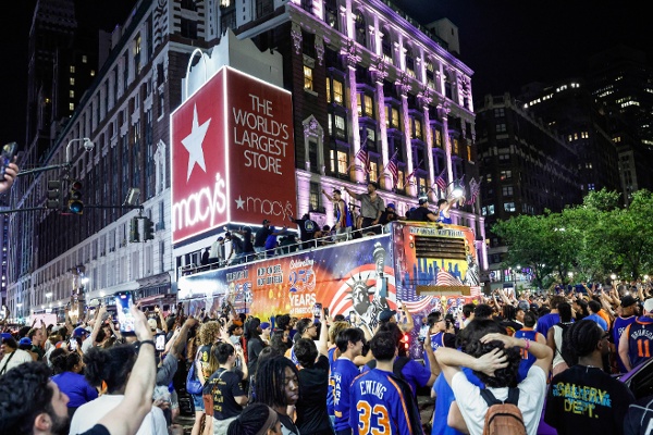 2026年6月13日,在紐約尼克斯隊於NBA總決賽第五場比賽中擊敗聖安東尼奧馬刺隊、贏得系列賽冠軍後,尼克斯球迷在紐約中央公園慶祝勝利。